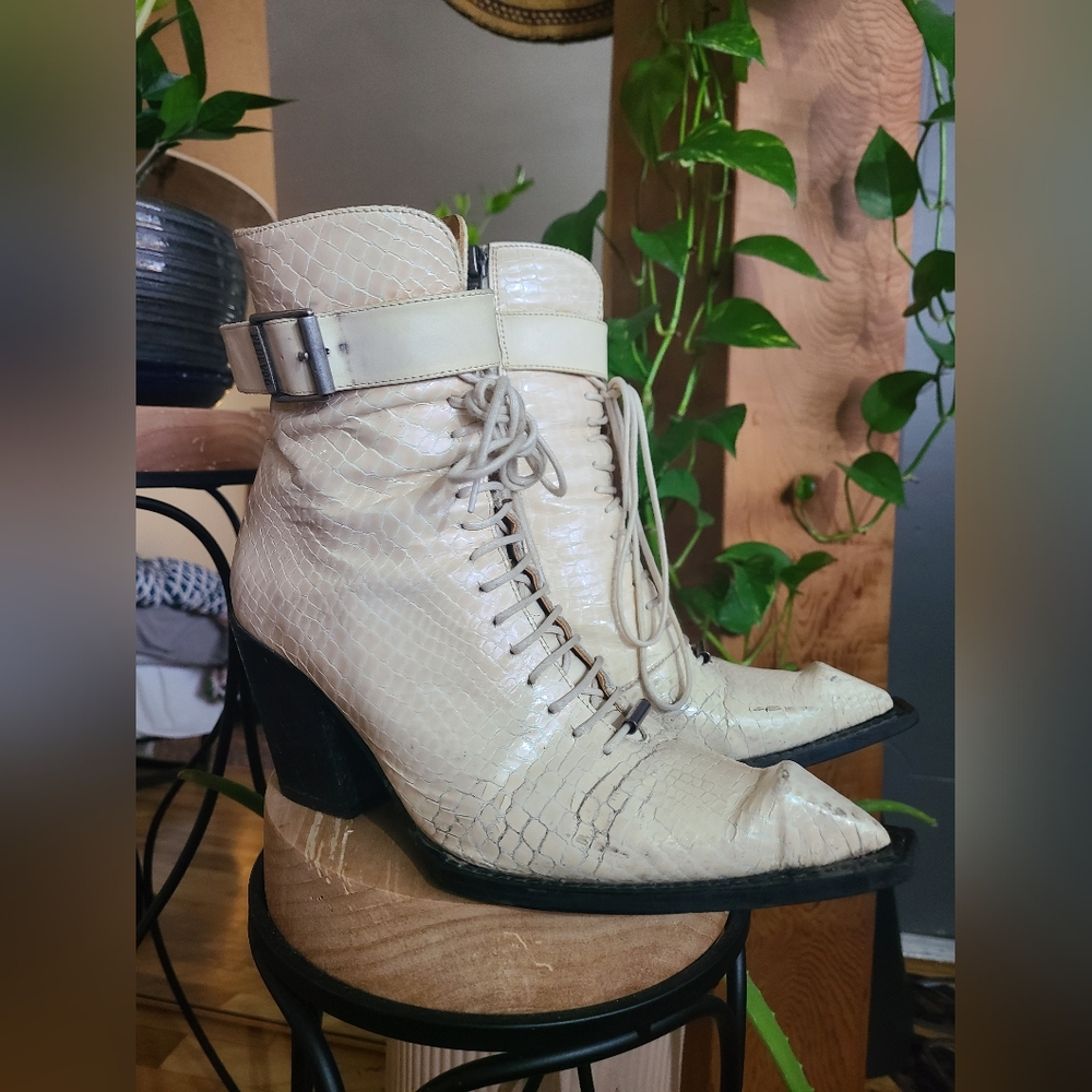 John Fluevog Cubist Cupcake Limited Edition White Snake W 7.5